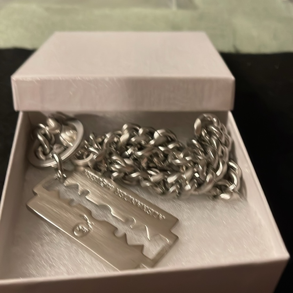 Alexander McQueen Keychain/Bag or Pants Clip - Picture 8 of 8